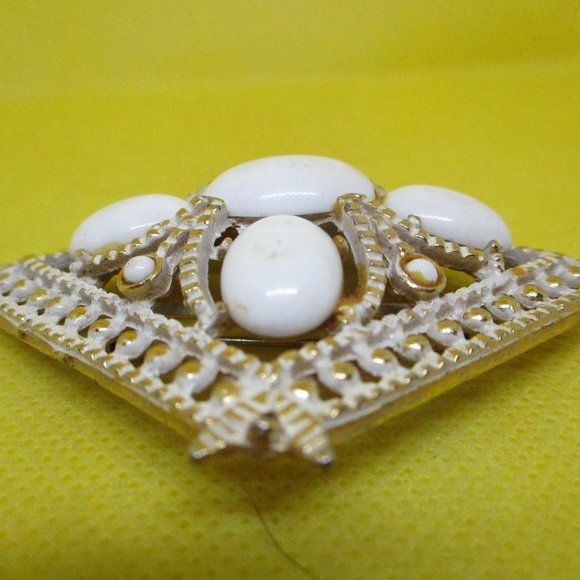 Vintage White Lucite Cabochon Enamel Gold Tone Metal Brooch White Lucite Enamel - Picture 11 of 12